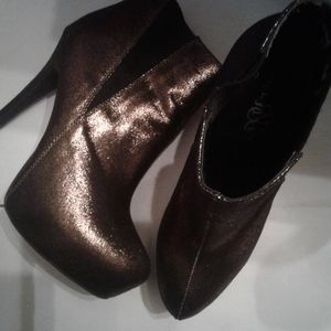 Rock & Republic women Ankle boots sz 8 m,Bronze color.